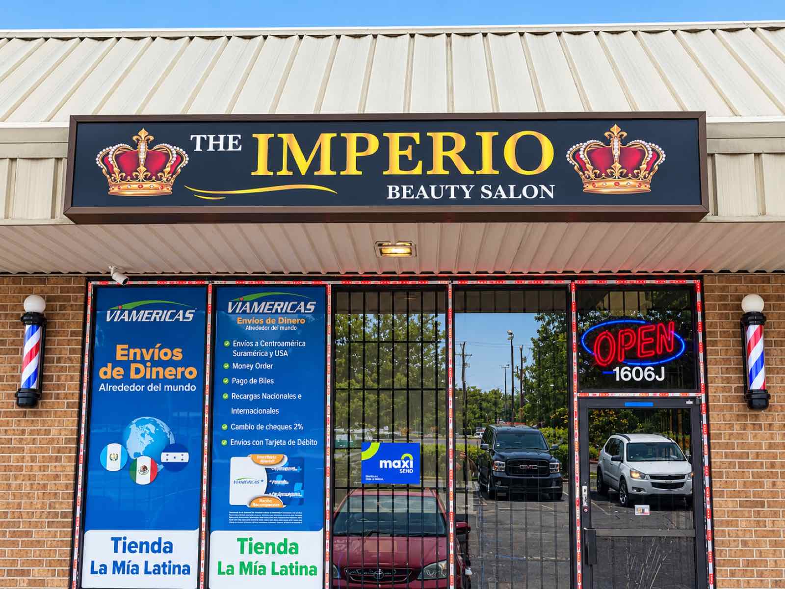 Entrada de The Imperio Beauty Salon con poste de barbero, local 1606 J