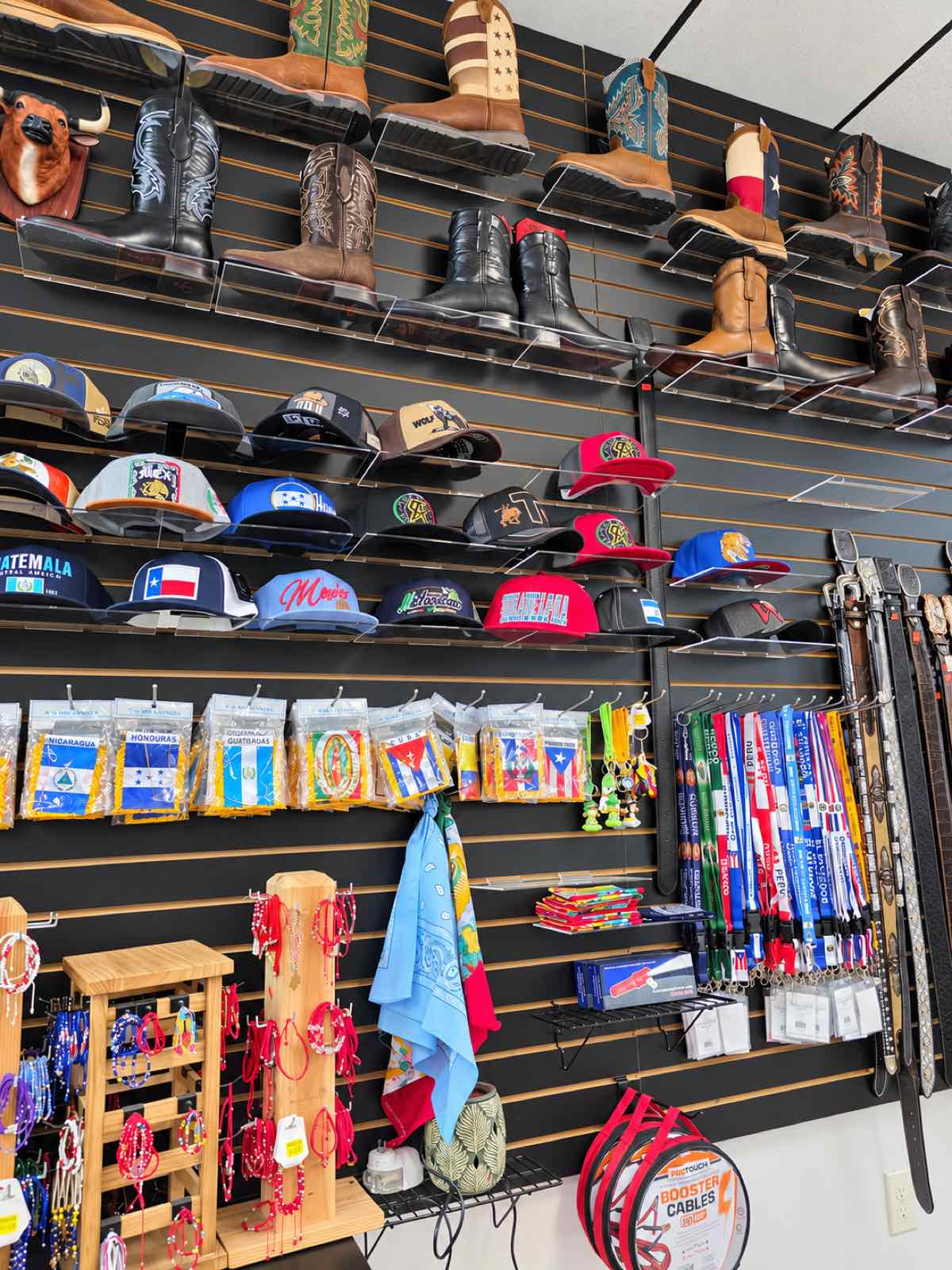 Botas vaqueras, gorras y artículos regionales