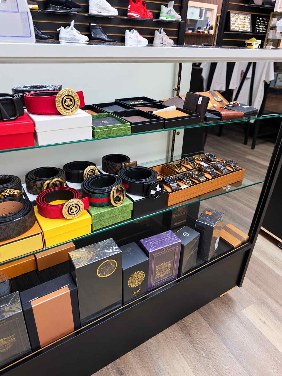 Vitrina de cintos y perfumes