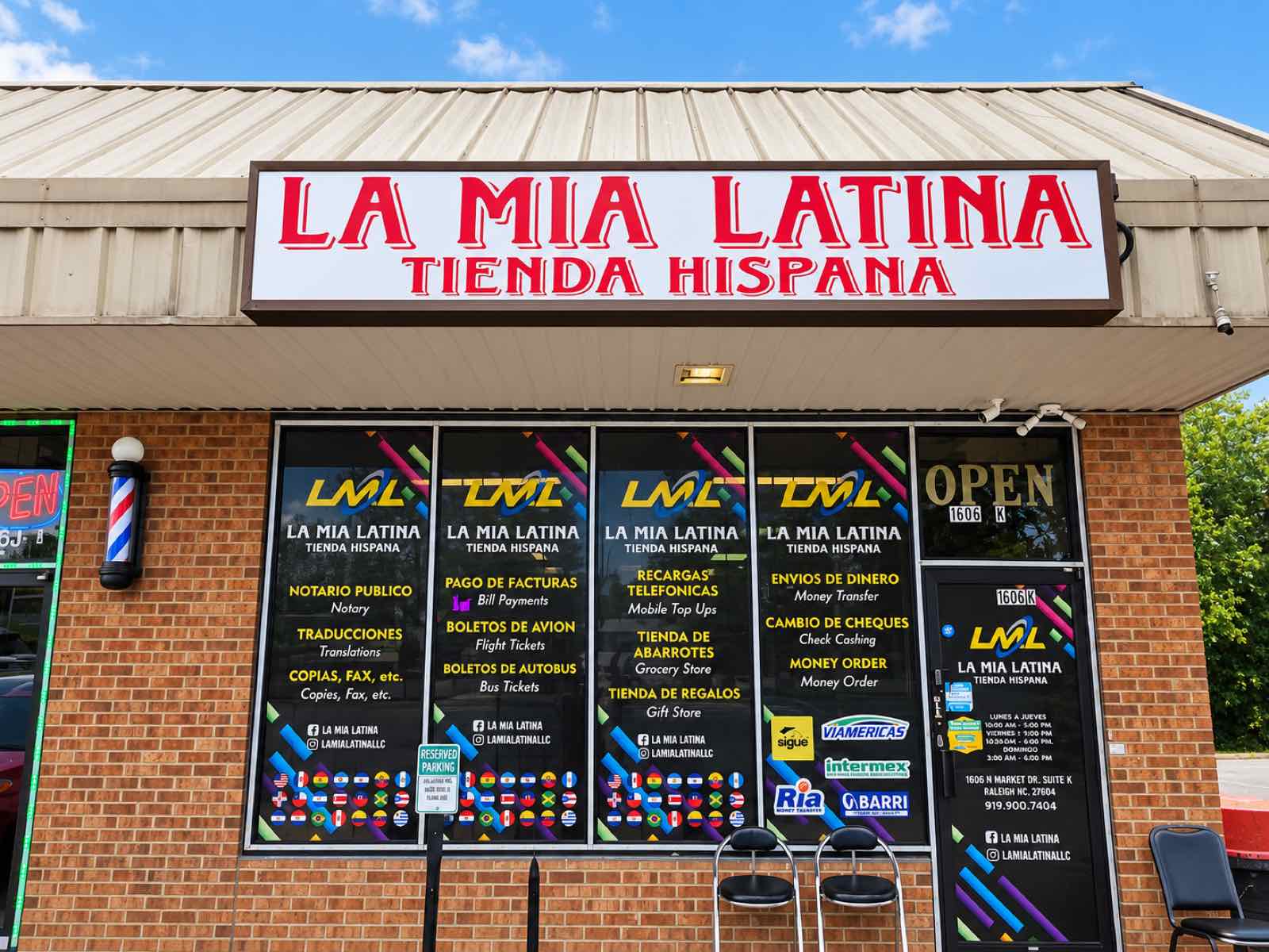 Fachada de La Mía Latina, Tienda Hispana, con sus servicios en las ventanas