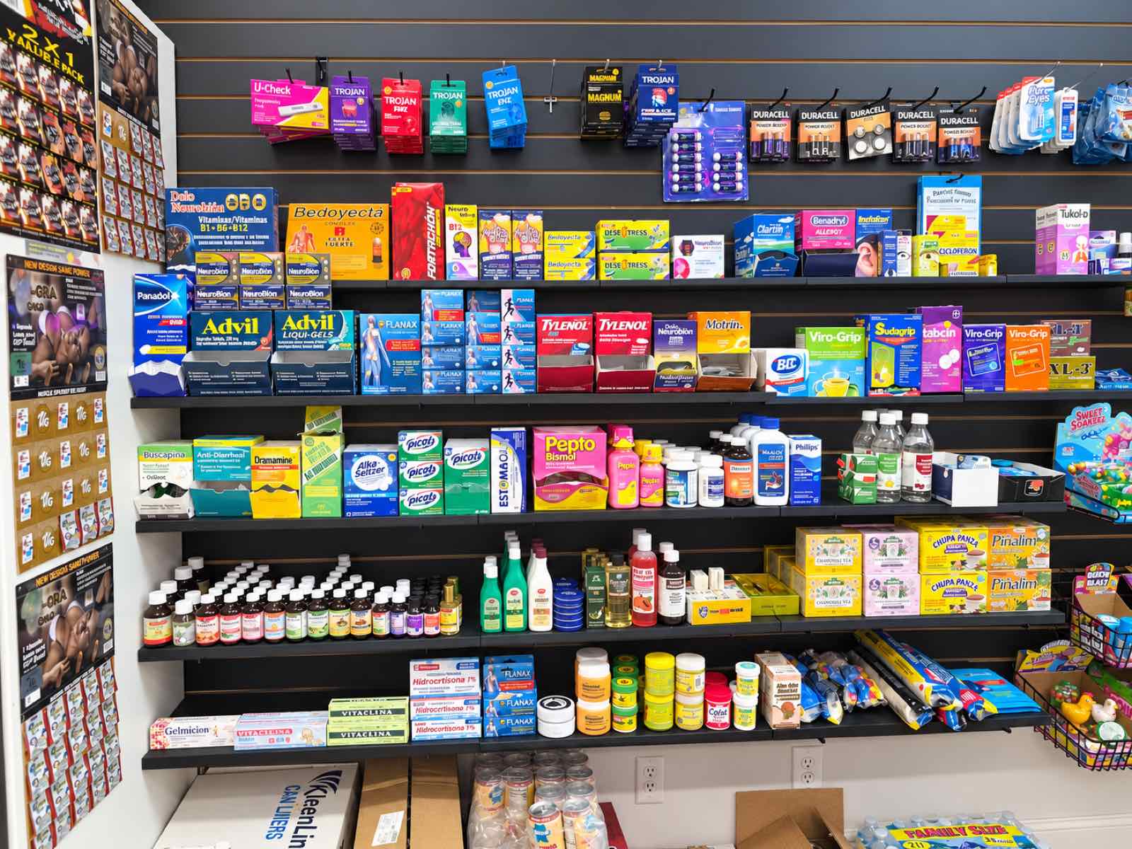Estantes con medicamentos y productos de farmacia