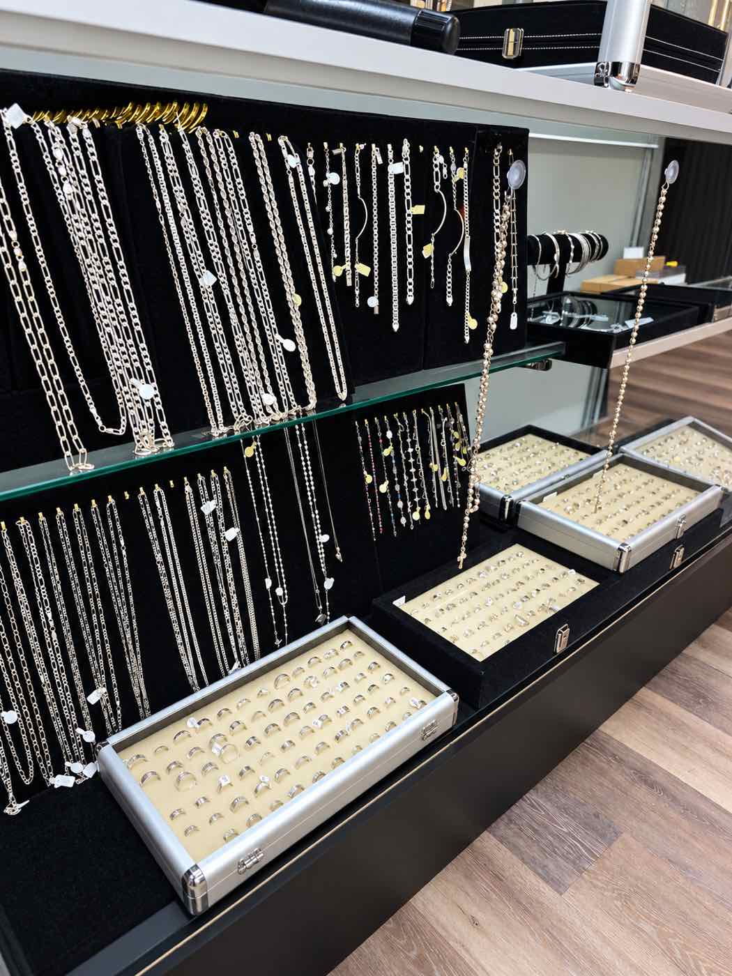Cadenas de plata y charolas de anillos
