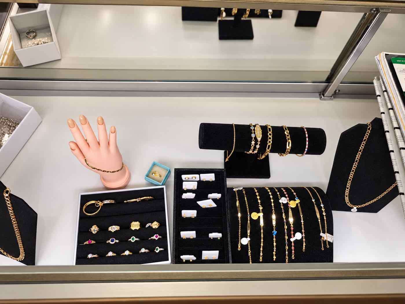 Pulseras y anillos de oro en vitrina