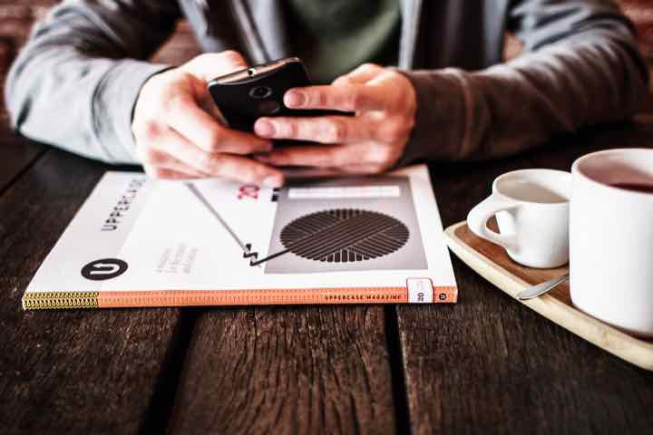 Persona usando su celular
